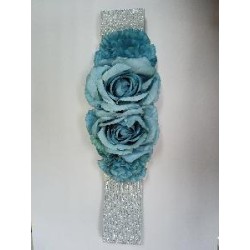 CINTURON ELASTICO GRIS BRILLANTE CON CUATRO FLORES AZUL CIELO