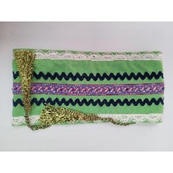 FAJIN VERDE CON PASAMANERÍA DE ONDAS AZULES Y ROJAS