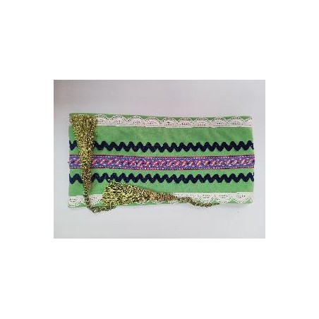 FAJIN VERDE CON PASAMANERÍA DE ONDAS AZULES Y ROJAS