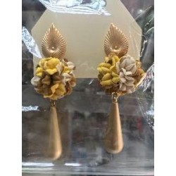 PENDIENTE LAGRIMA DORADA Y FLOR MOSTAZA